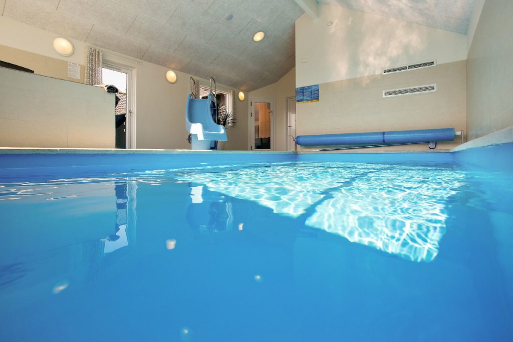 Innenpool im Ferienhaus in Dänemark