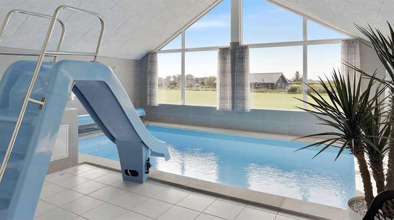 Innenpool im Ferienhaus in Dänemark