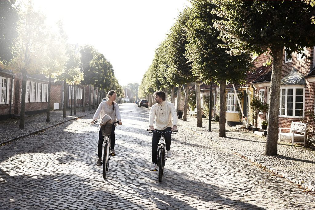 Radfahren im Frühling in Møgeltønder ist ein dänisches Dorf westlich von Tønder nahe der deutsch-dänischen Grenze.