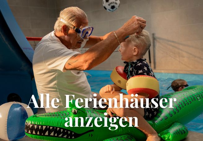 Opa mit Enkel im Pool vom Ferienhaus