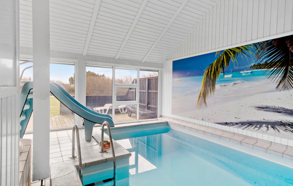 Das Ferienhaus 105 hat einen schicken Poolbereich mit Wasserrutsche, einem geräumigen, eingelassenen Whirlpool und einer Sauna.