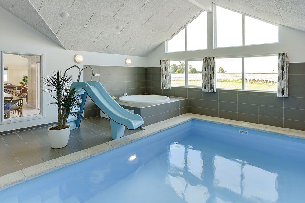 Das Ferienhaus 324 hat einen schicken Poolbereich mit Wasserrutsche, einem geräumigen, eingelassenen Whirlpool und einer Sauna.