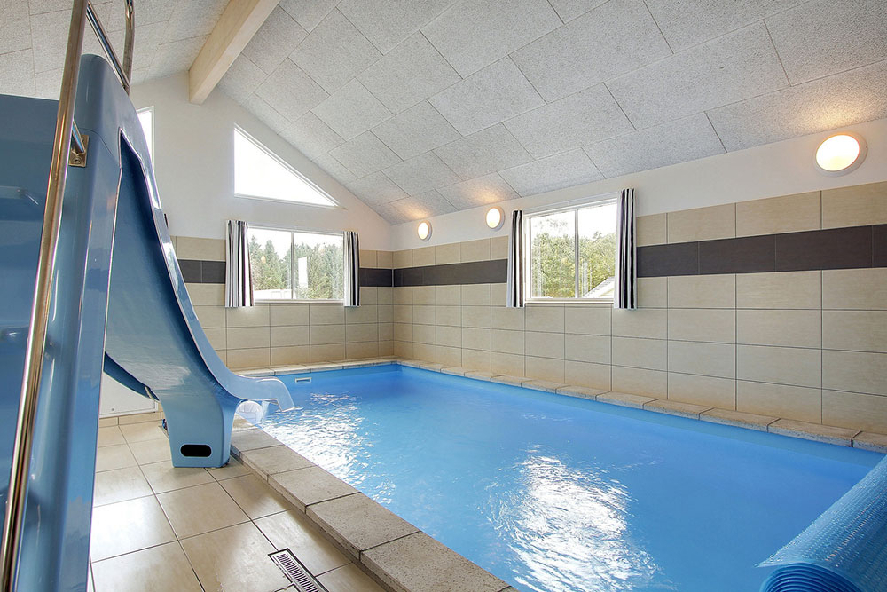 Das Ferienhaus 330 hat einen schicken Poolbereich mit Wasserrutsche, einem geräumigen, eingelassenen Whirlpool und einer Sauna.