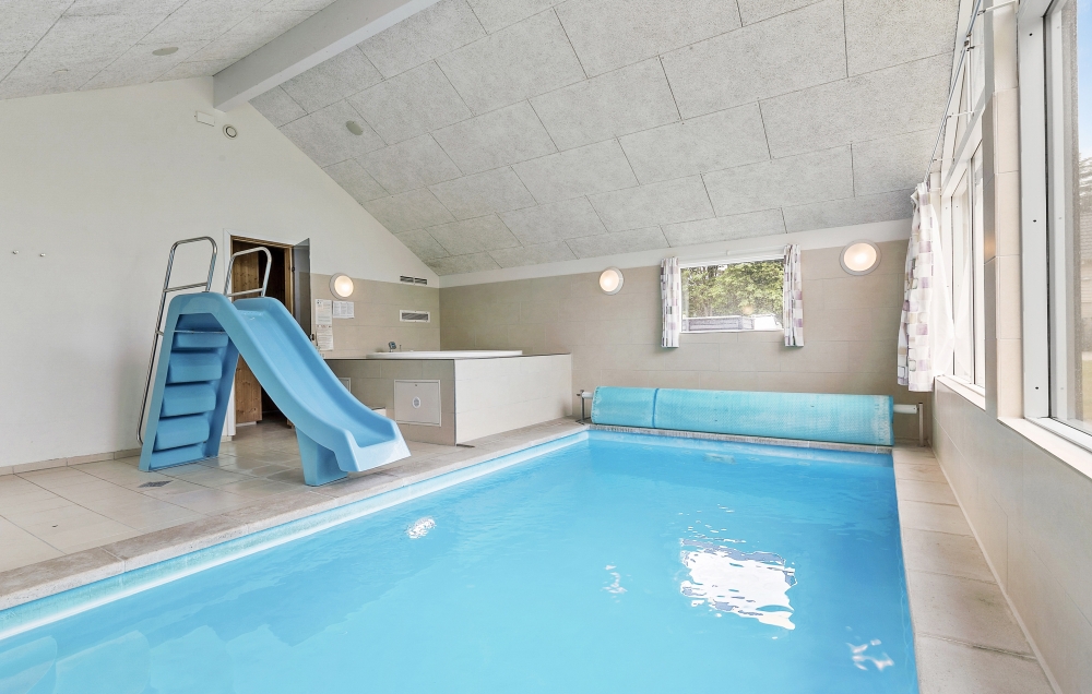 Das Ferienhaus 380 hat einen schicken Poolbereich mit Wasserrutsche, einem geräumigen, eingelassenen Whirlpool und einer Sauna.