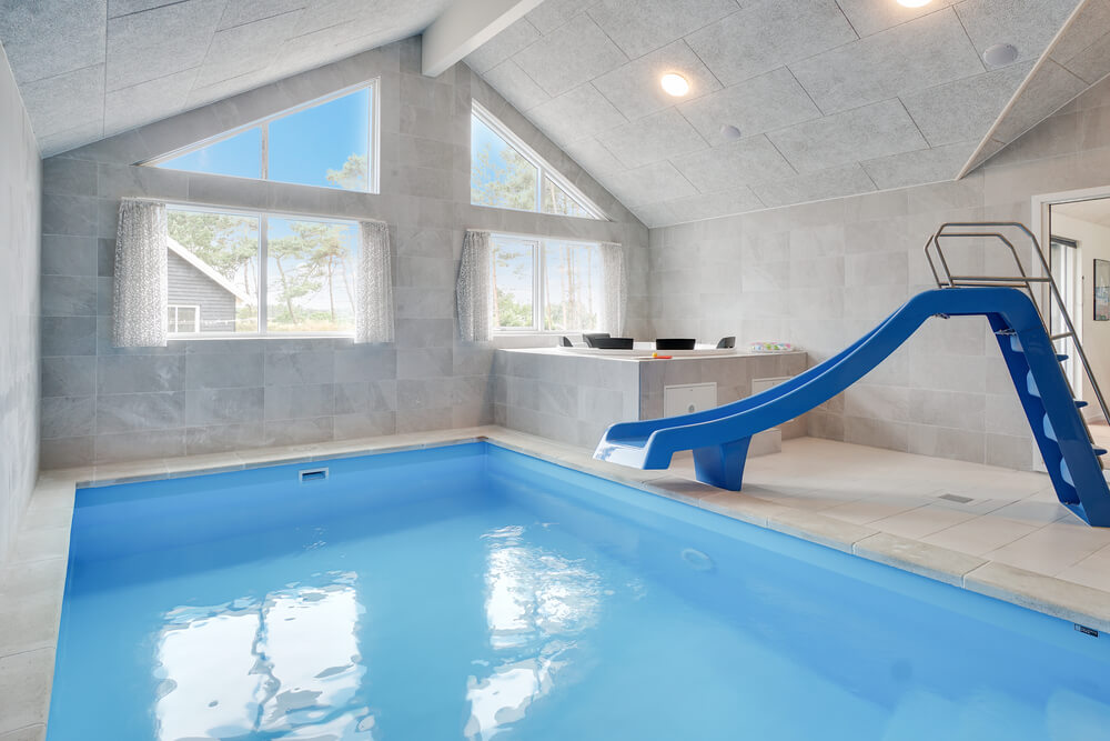 Das Ferienhaus 449 hat einen schicken Poolbereich mit Wasserrutsche, einem geräumigen, eingelassenen Whirlpool und einer Sauna.