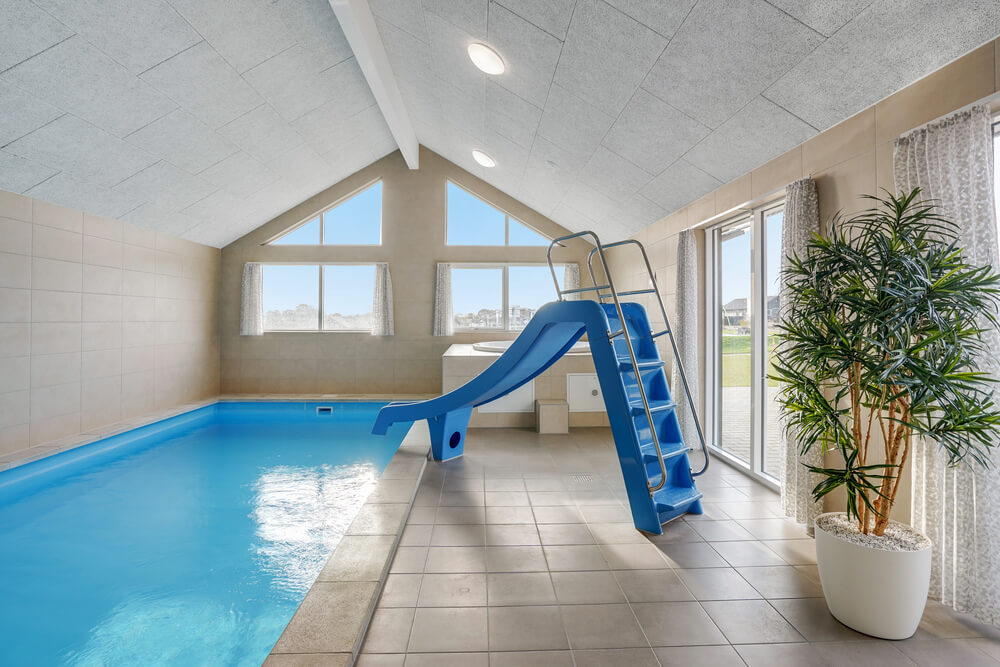 Das Ferienhaus 496 hat einen schicken Poolbereich mit Wasserrutsche, einem geräumigen, eingelassenen Whirlpool und einer Sauna.
