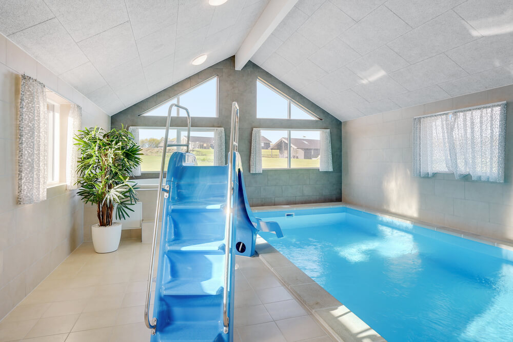 Das Ferienhaus 499 hat einen schicken Poolbereich mit Wasserrutsche, einem geräumigen, eingelassenen Whirlpool und einer Sauna.