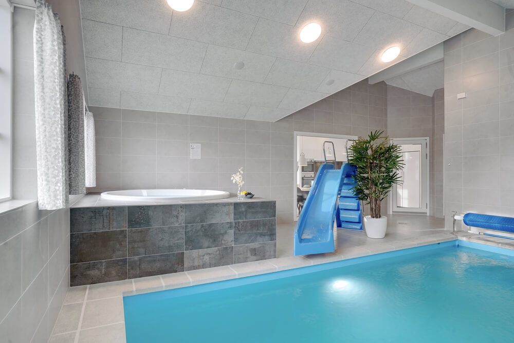 Das Ferienhaus 520 hat einen schicken Poolbereich mit Wasserrutsche, einem geräumigen, eingelassenen Whirlpool und einer Sauna.