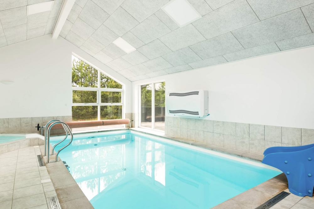 Das Ferienhaus 602 hat einen schicken Poolbereich mit Wasserrutsche, einem geräumigen, eingelassenen Whirlpool und einer Sauna.