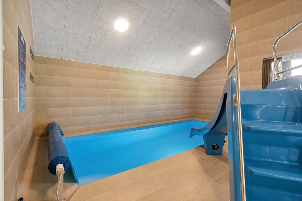 Das Ferienhaus 616 hat einen schicken Poolbereich mit Wasserrutsche, einem geräumigen, eingelassenen Whirlpool und einer Sauna.