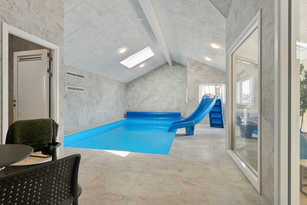 Das Ferienhaus 619 hat einen schicken Poolbereich mit Wasserrutsche, einem geräumigen, eingelassenen Whirlpool und einer Sauna.