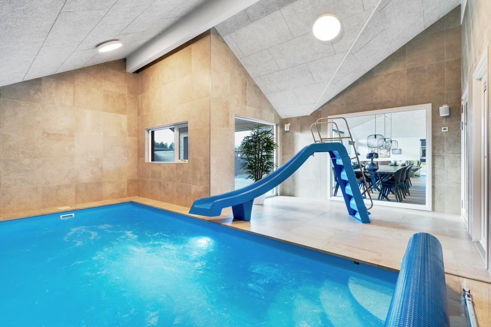 Das Ferienhaus 621 hat einen schicken Poolbereich mit Wasserrutsche, einem geräumigen, eingelassenen Whirlpool und einer Sauna.