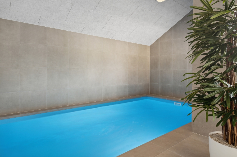 Das Ferienhaus 624 hat einen schicken Poolbereich mit Wasserrutsche, einem geräumigen, eingelassenen Whirlpool und einer Sauna.