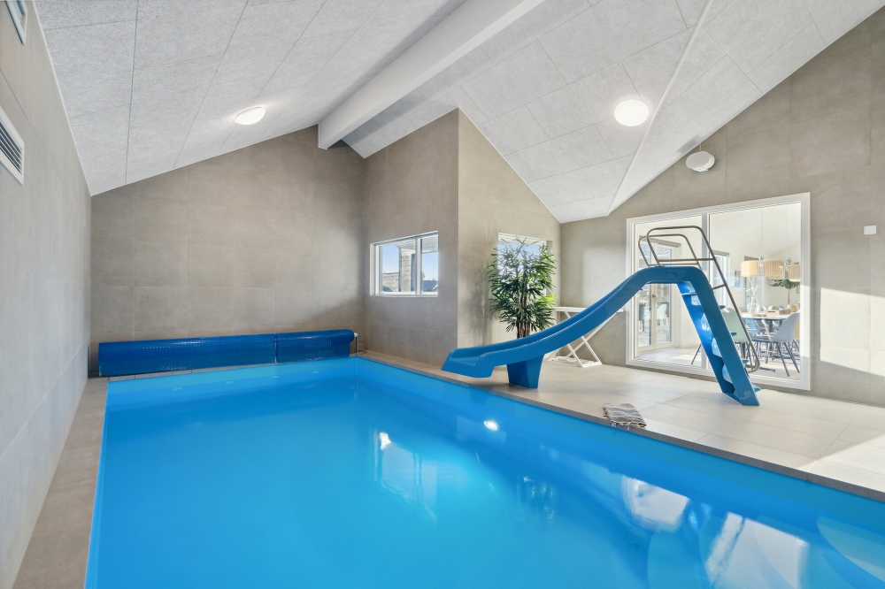 Das Ferienhaus 638 hat einen schicken Poolbereich mit Wasserrutsche, einem geräumigen, eingelassenen Whirlpool und einer Sauna.