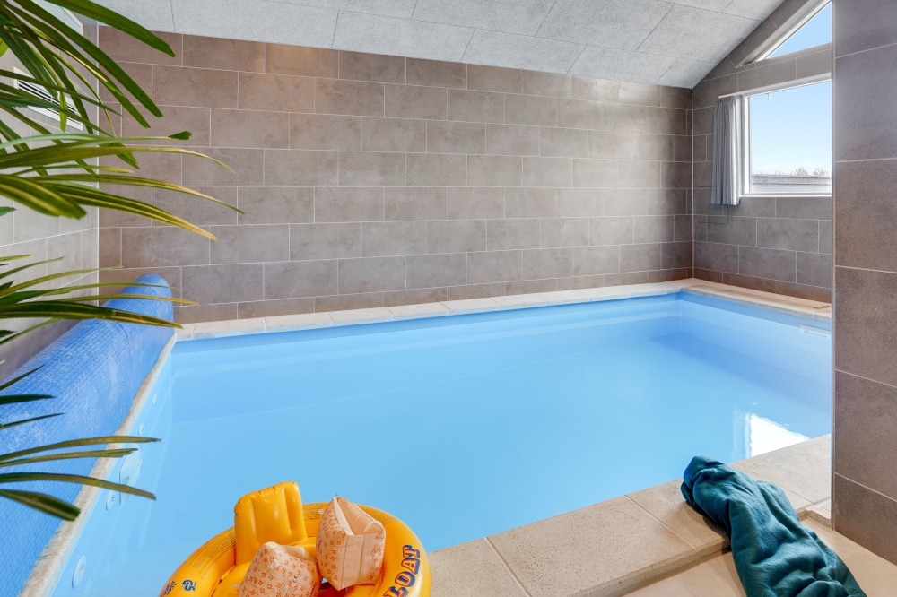 Das Ferienhaus 644 hat einen schicken Poolbereich mit Wasserrutsche, einem geräumigen, eingelassenen Whirlpool und einer Sauna.