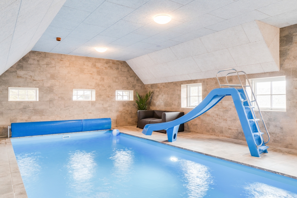 Das Ferienhaus 645 hat einen schicken Poolbereich mit Wasserrutsche, einem geräumigen, eingelassenen Whirlpool und einer Sauna.