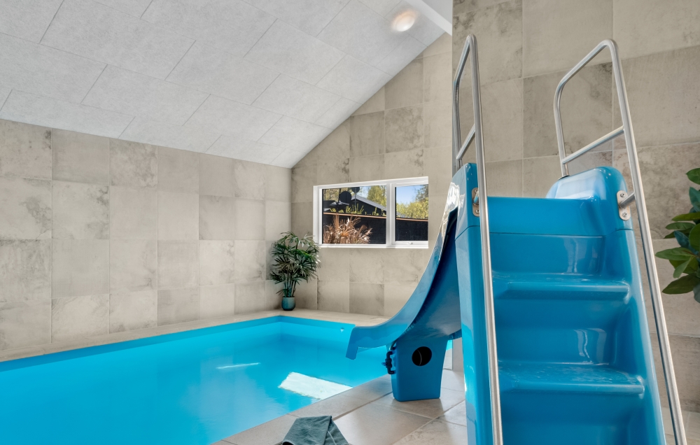 Das Ferienhaus 768 hat einen schicken Poolbereich mit Wasserrutsche, einem geräumigen, eingelassenen Whirlpool und einer Sauna.