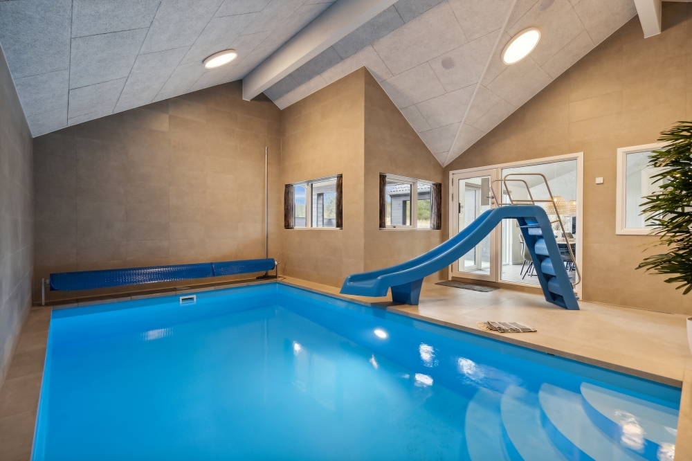 Das Ferienhaus 770 hat einen schicken Poolbereich mit Wasserrutsche, einem geräumigen, eingelassenen Whirlpool und einer Sauna.