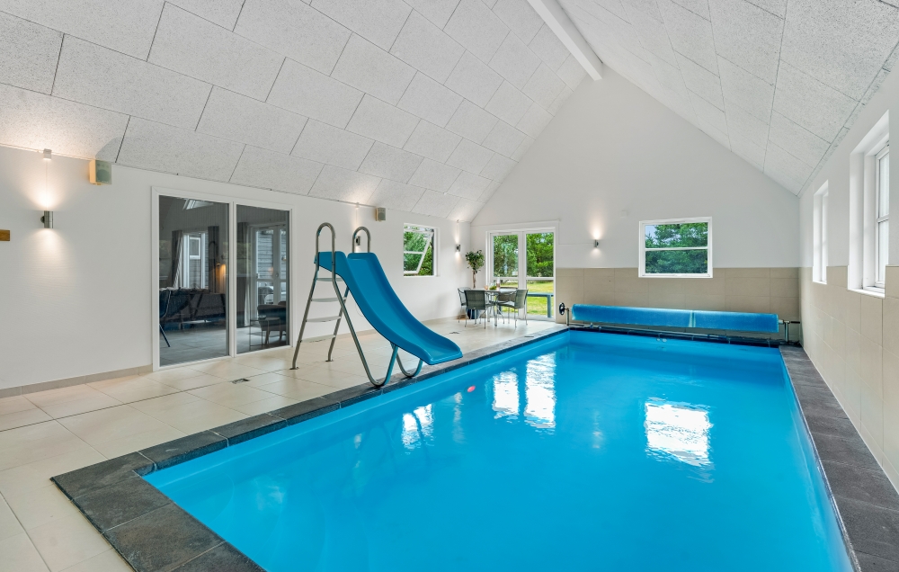Das Ferienhaus 189 hat einen schicken Poolbereich mit Wasserrutsche, einem geräumigen, eingelassenen Whirlpool und einer Sauna.