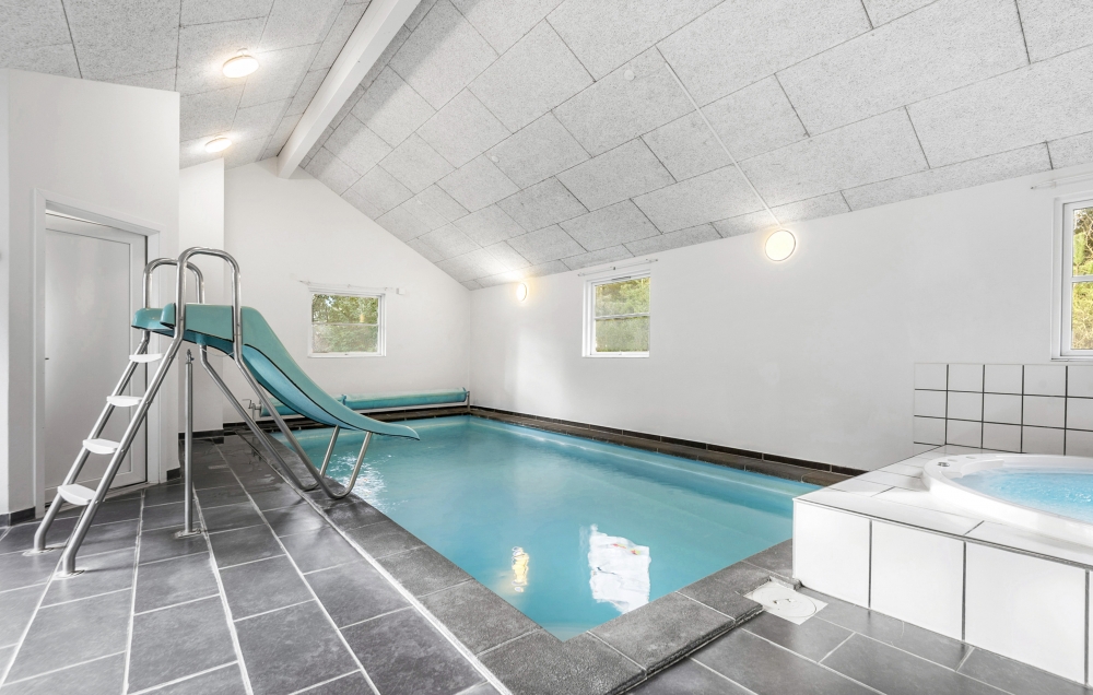 Das Ferienhaus 197 hat einen schicken Poolbereich mit Wasserrutsche, einem geräumigen, eingelassenen Whirlpool und einer Sauna.