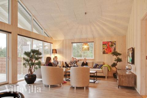 Die Sofagruppe ist mit bequemen Möbeln, Kaminofen und Fernseher eingerichtet