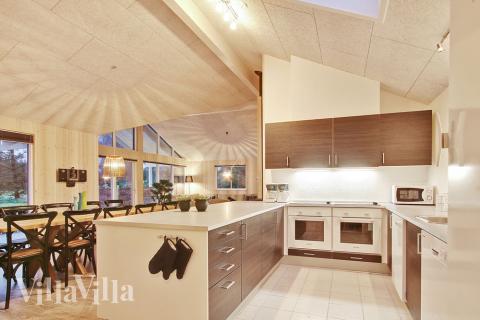 Im Haus gibt es viel Platz und Licht. Die Küche ist mit 2 x Elektroherd, Mikrowelle, 2 x Spülmaschine, 2 x Kühlschrank und Tiefkühltruhe bestens ausgestattet