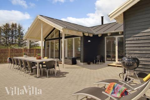 Die große Terrasse ist teilweise überdacht und perfekt, um einen sonnigen Sommertag oder einen gemütlichen Grillabend zu genießen