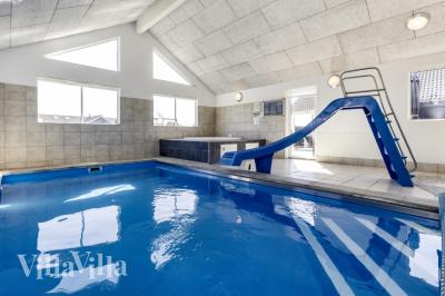 Das Ferienhaus 267 hat einen schicken Poolbereich mit Wasserrutsche, einem geräumigen, eingelassenen Whirlpool und einer Sauna.