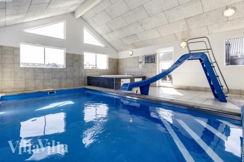 Das Ferienhaus 267 hat einen schicken Poolbereich mit Wasserrutsche, einem geräumigen, eingelassenen Whirlpool und einer Sauna.