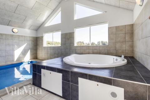 Genießen Sie den warmen Whirlpool im Luxusferienhaus Nr. 267 in Nordjütland