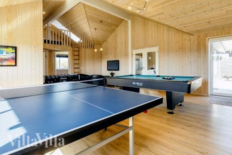 Neben den vielen schönen Stunden, die man im Poolbereich des Hauses verbringen kann, bietet das Luxusferienhaus 267 auch Spielevergnügen bei Billard/Tischtennis und Darts