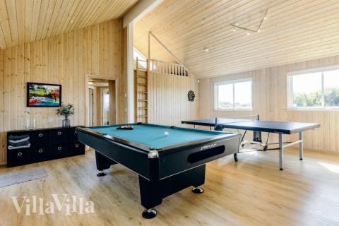 Aktivitätsraum im Luxusferienhaus Nr. 267 mit 8 Schlafzimmern und Platz für 20 Gäste.