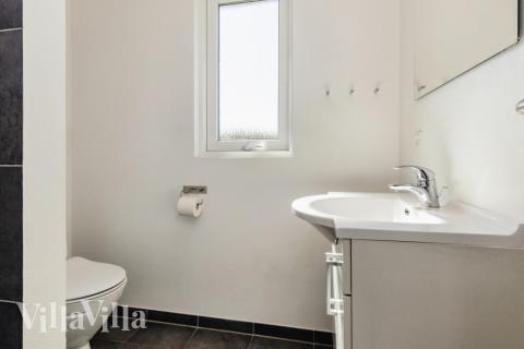 Eines der Badezimmer im Luxusferienhaus Nr. 267