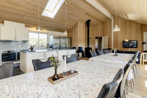 Der große, lichtdurchflutete Aufenthaltsraum im Luxusferienhaus Nr. 267 für 20.