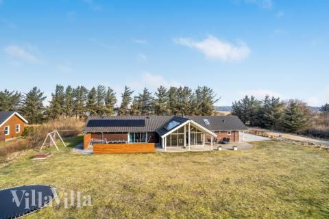 Dieses schicke Poolhaus Nr. 236 liegt in Nordjütland und bietet Platz für 14 Personen.