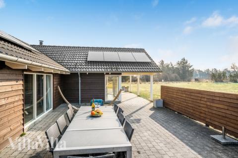 Genießen Sie einen Grillabend auf der Terrasse des Luxusferienhauses Nr. 236 in Nordjütland