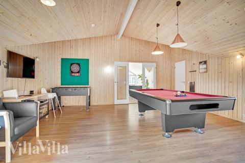 Neben den vielen schönen Stunden, die man im Poolbereich des Hauses verbringen kann, bietet das Luxusferienhaus 236 auch Spielevergnügen bei Billard/Tischtennis und Darts