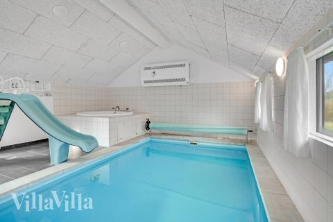 Das Ferienhaus 236 hat einen schicken Poolbereich mit Wasserrutsche, einem geräumigen, eingelassenen Whirlpool und einer Sauna.