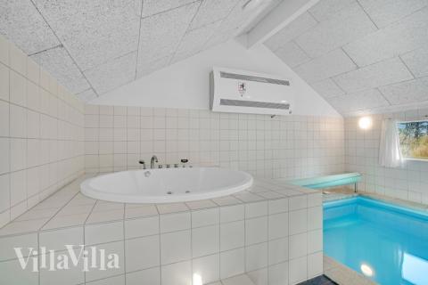 Genießen Sie den warmen Whirlpool im Luxusferienhaus Nr. 236 in Nordjütland