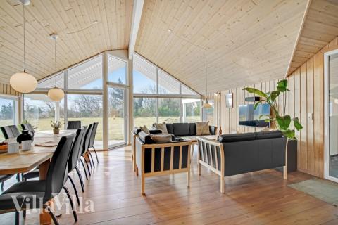 Die Couch im Luxusferienhaus Nr. 236 in Nordjütland lädt zu Gesellschaftsspielen oder zu Kinoabenden ein.