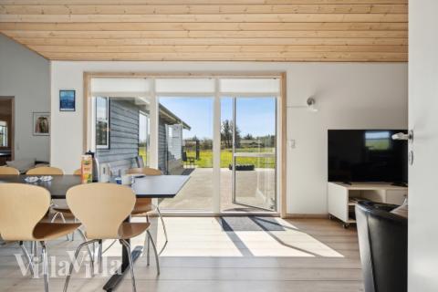 Der große, lichtdurchflutete Aufenthaltsraum im Luxusferienhaus Nr. 192 für 22.