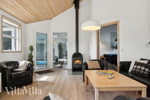 Die Couch im Luxusferienhaus Nr. 192 in Nordjütland lädt zu Gesellschaftsspielen oder zu Kinoabenden ein.