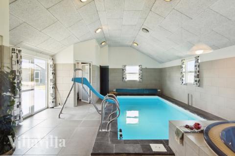 Das Ferienhaus 192 hat einen schicken Poolbereich mit Wasserrutsche, einem geräumigen, eingelassenen Whirlpool und einer Sauna.