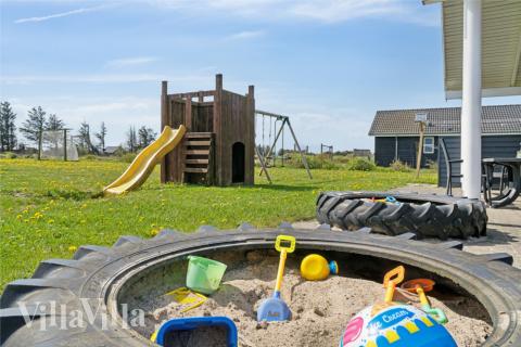Zu dem attraktiven Ferienhaus Nr. 192 in Nordjütland gehört auch ein tolles Angebot im Außenbereich, z. B. Spieleturm und Schaukeln