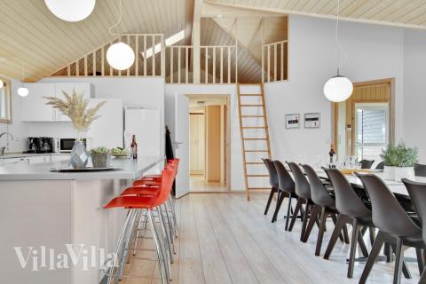 Der große, lichtdurchflutete Aufenthaltsraum im Luxusferienhaus Nr. 194 für 20.