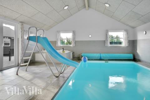 Das Ferienhaus 194 hat einen schicken Poolbereich mit Wasserrutsche, einem geräumigen, eingelassenen Whirlpool und einer Sauna.