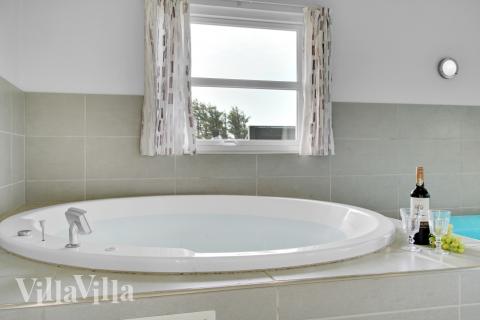 Genießen Sie den warmen Whirlpool im Luxusferienhaus Nr. 194 in Nordjütland