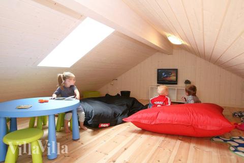 Ein Zimmer ist für Kinder und Jugendliche eingerichtet. Es enthält einen Flachbild-TV mit DVD, Sacksitze und Kindermöbel