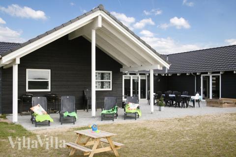 Ein Teil der großen Terrasse ist überdacht und damit perfekt, um den dänischen Sommertage und Abends zu genießen