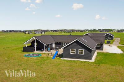 Das große Luxusferienhaus liegt inmitten wunderschöner Natur auf einem großen Dünengrund in Nr. Lyngby nur ca. 800 M vom Nordsee entfernt